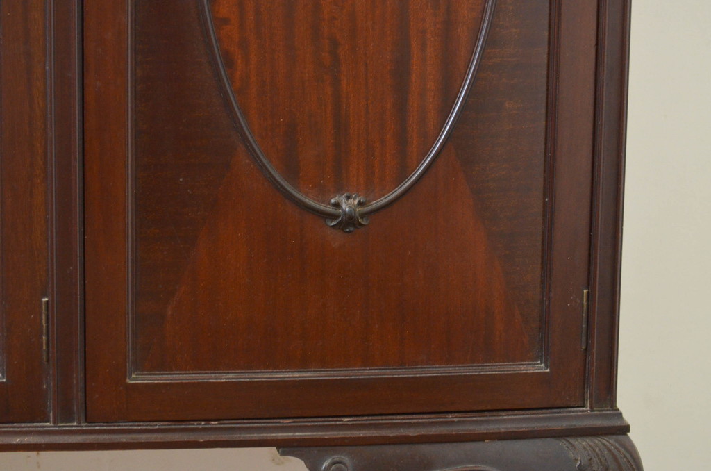 イギリスアンティーク　マホガニー材の美しい杢目が目を引く猫脚のサイドキャビネット(収納棚、戸棚、サイドボード、キャビネット、飾り棚、英国)(R-069110)