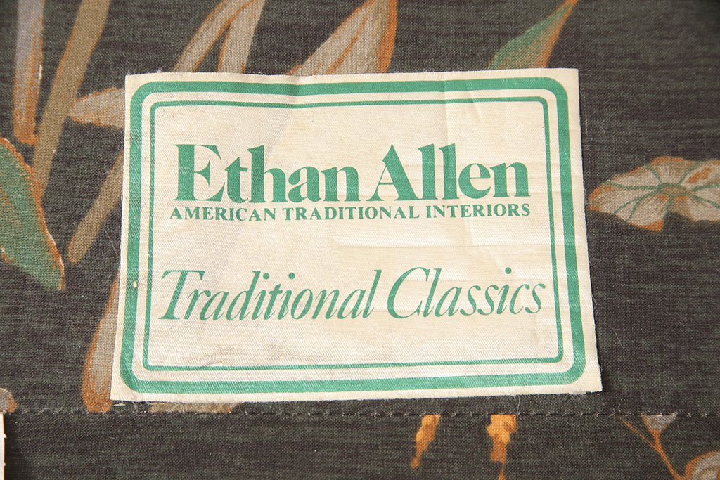 中古　ETHAN ALLEN(イーセンアーレン)　色鮮やかなボタニカル柄が目を引く2人掛けソファ(二人掛けソファ)(R-052376)