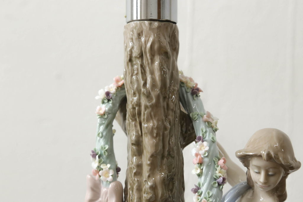 中古　美品　リヤドロ　LLADRO　少女の優美な姿で空間に華を添えてくれるテーブルランプ(卓上照明、シェード、テーブルスタンド、デスクスタンド)(R-060338)