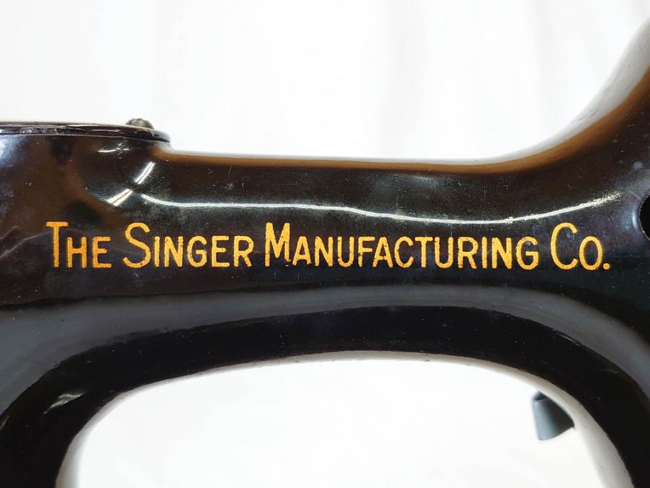 ジャンク品　SINGER(シンガー)　USA　221-1　フェザーウェイト　レトロな雰囲気が素敵なミシン(Feather weight、 箱付き、裁縫機械、糸)(R-069889)
