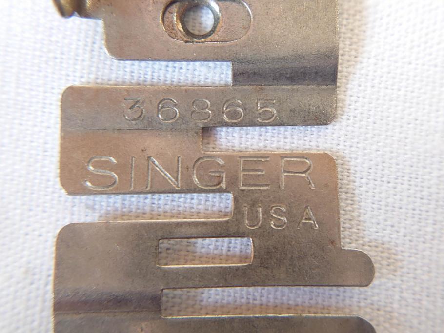 ジャンク品　SINGER(シンガー)　USA　221-1　フェザーウェイト　レトロな雰囲気が素敵なミシン(Feather weight、 箱付き、裁縫機械、糸)(R-069889)