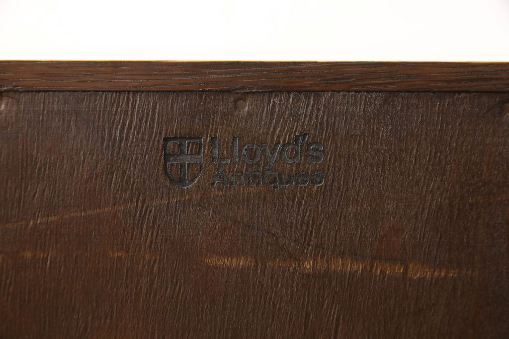 イギリスアンティーク　オーク材　ロイズ・アンティークス(Lloyd's Antiques)取り扱い　クラシカルな雰囲気の佇まいが魅力的なライティングビューロー(簿記机、ワークデスク、在宅用、在宅ワーク用、引き出し)(R-061359)