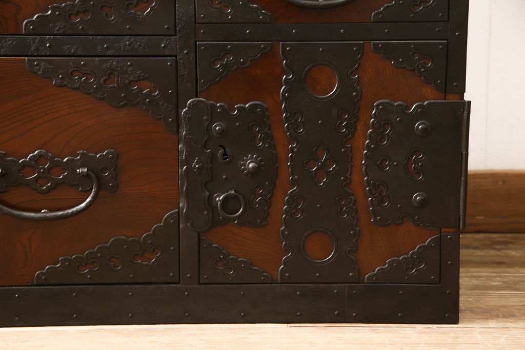 和製アンティーク　美品　前面欅(ケヤキ)・中桐　金具の立派な佐渡箪笥(小木箪笥、和たんす、時代箪笥、収納箪笥、引き出し、重ねタンス)(R-059551)