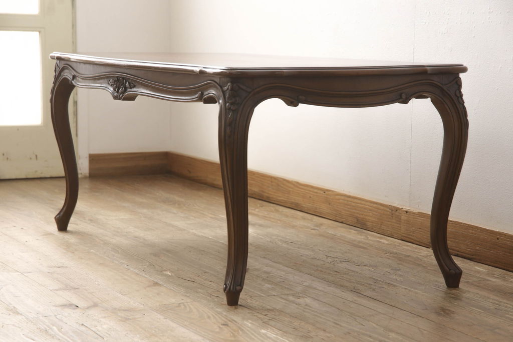 中古　カリモク家具(karimoku)　domani(ドマーニ)　Louis(ルイ)XVシリーズ　細やかなレリーフが魅力的なセンターテーブル(リビングテーブル)(R-053972)