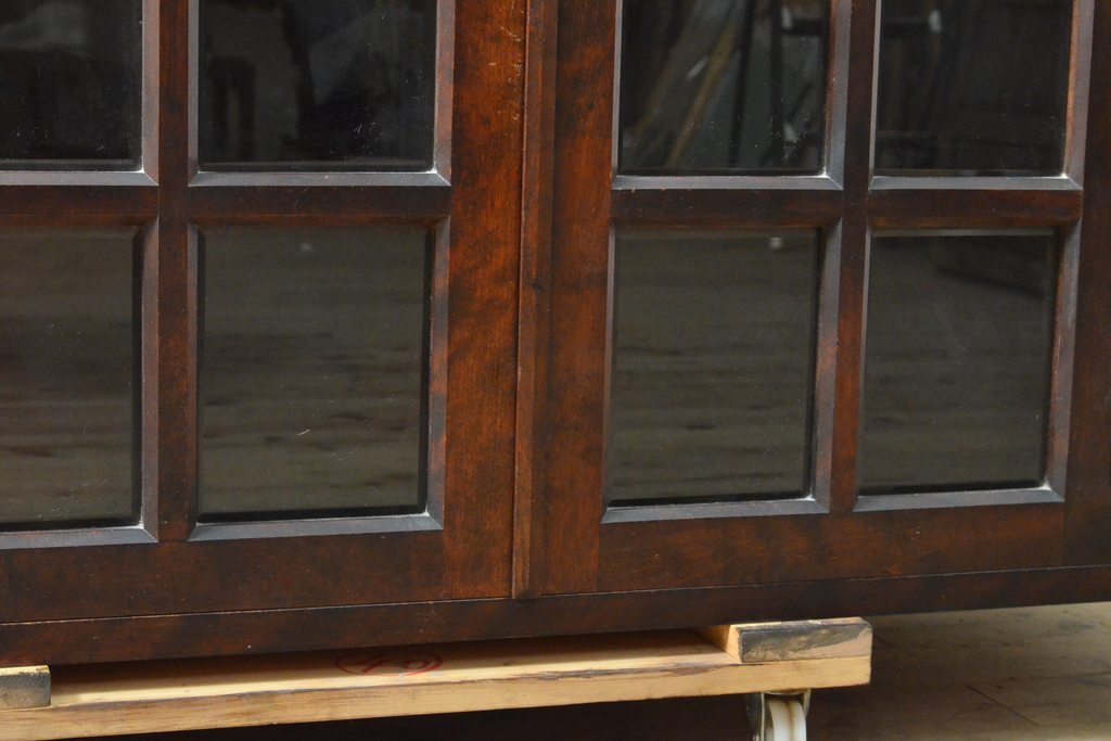 中古　北海道民芸家具　脚(台輪)付きリメイク　濃い木色が落ち着きのある空間を演出してくれるサイドボード(収納棚、飾り棚、戸棚、本箱、ブックケース、キャビネット)(R-058014)