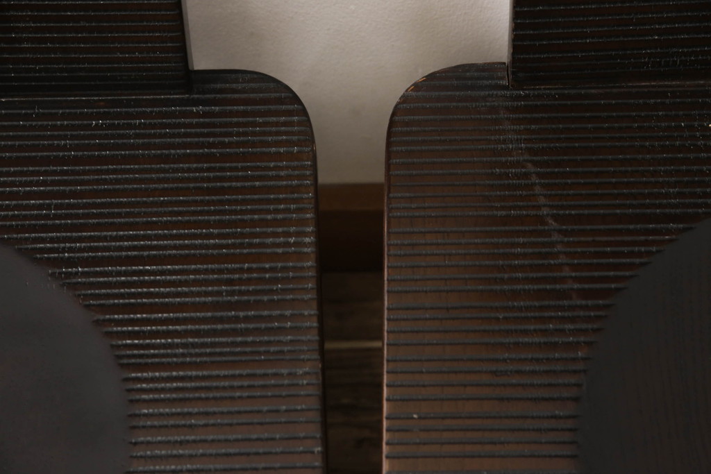 中古　広島県　博永家具　重厚感ある佇まいと個性的なデザインが魅力的なチェア2脚セット(ダイニングチェア、板座チェア、椅子、イス)(定価2脚で約15万円)(R-068903)