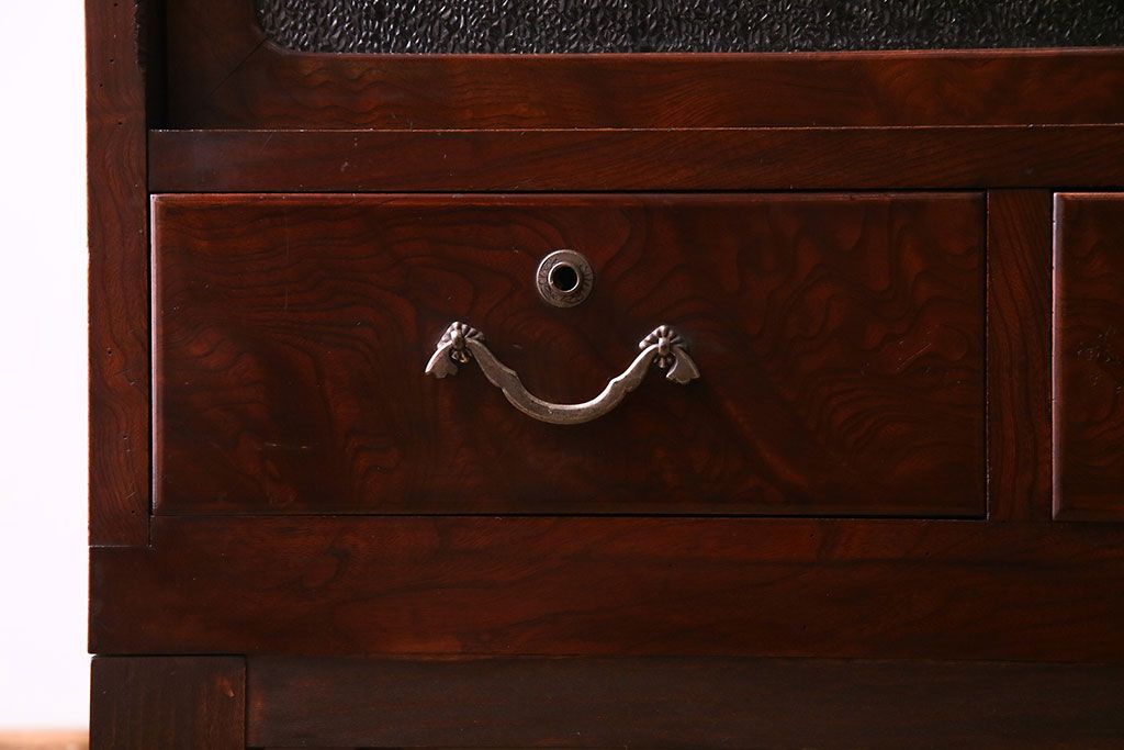 アンティーク家具　大正ロマン　前面ケヤキ材　漆塗りの光沢が魅力的なリメイクローボード(戸棚、リビングボード)