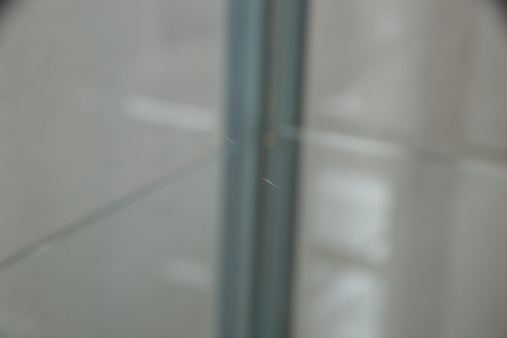 中古　バロッサバレンティ(VARO,S.A. VALENTI)　グリーンカラーが空間のアクセントになる縦型ガラスケース(ショーケース、飾り棚、陳列棚、ガラスキャビネット、店舗什器)(R-068194)