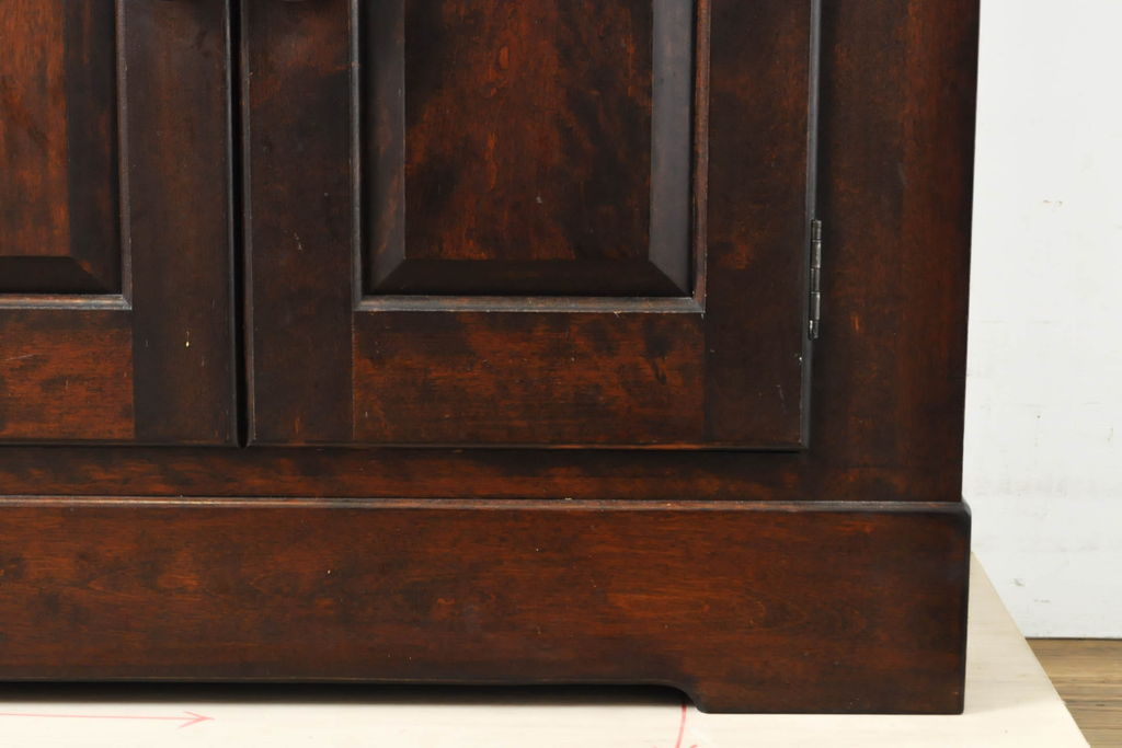 中古　美品　松本民芸家具　シックなデザインが高級感漂う食器棚(カップボード、飾り棚、収納棚、戸棚、サイドボード、サイドキャビネット)(R-061799)