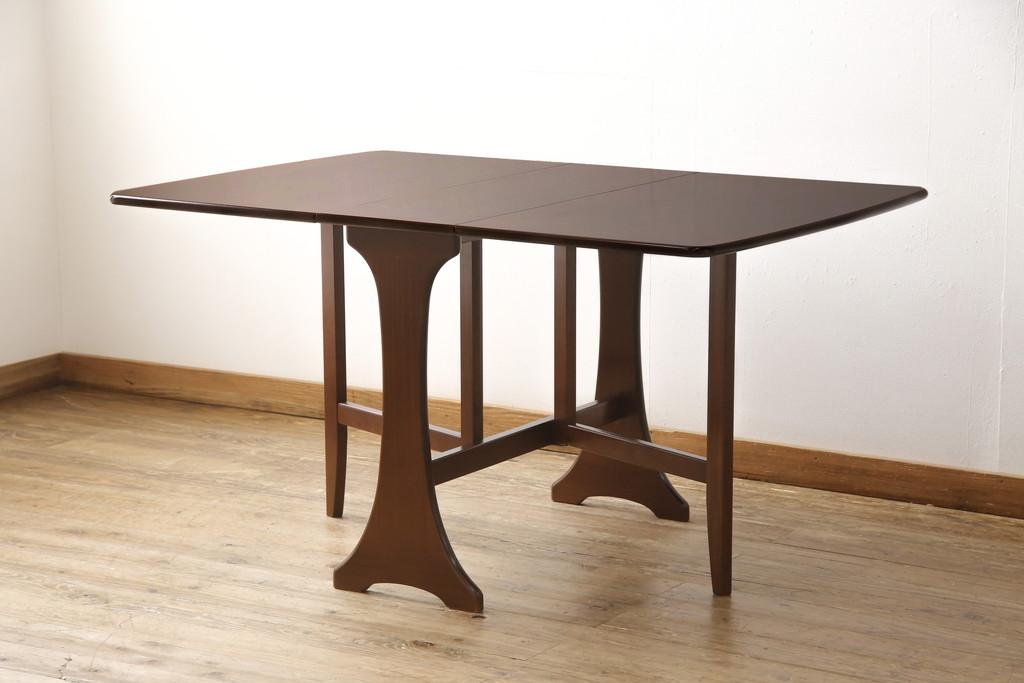 ビンテージ家具　北欧ヴィンテージ　 濃い色味が上質な雰囲気を醸し出すチーク材製バタフライテーブル(エクステンションテーブル、ダイニングテーブル)(R-050602)