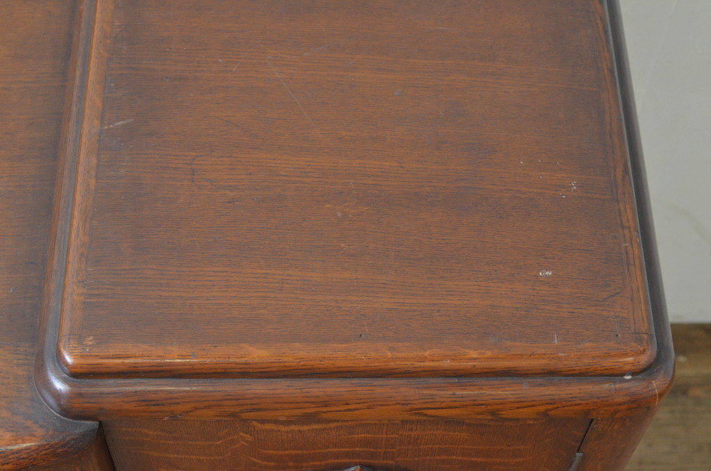 イギリスアンティーク　オーク材　上品でクラシックなデザインが目を引くサイドボード(サイドキャビネット、収納棚、戸棚、引き出し、英国)(R-068473)