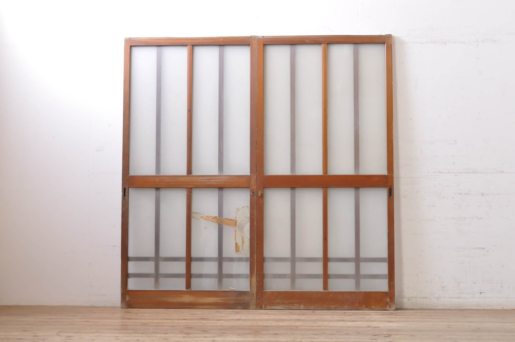 アンティーク建具　ペイント仕上げ限定　レトロな雰囲気づくりにおすすめな玄関戸2枚セット(ガラス戸、引き戸)(R-069261)