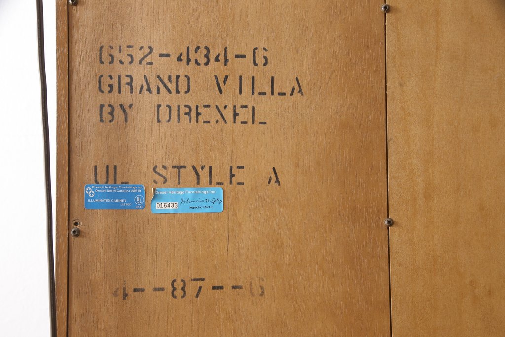 中古　美品　DREXEL HERITAGE(ドレクセルヘリテイジ)　Grand Villa(グランドヴィラ)　照明付きのゴージャスなキャビネット(定価約130万円)(食器棚、カップボード、飾り棚、陳列棚)(R-056798)