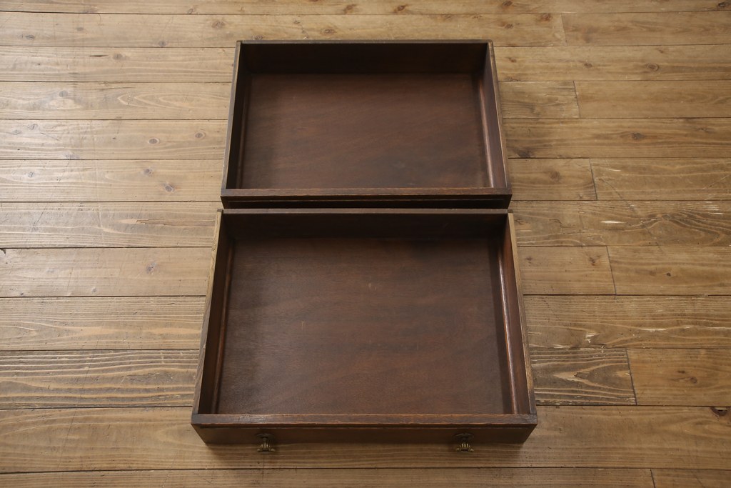 イギリスアンティーク　オーク材　繊細な装飾が目を引くサイドボード(サイドキャビネット、収納棚、戸棚)(R-058202)