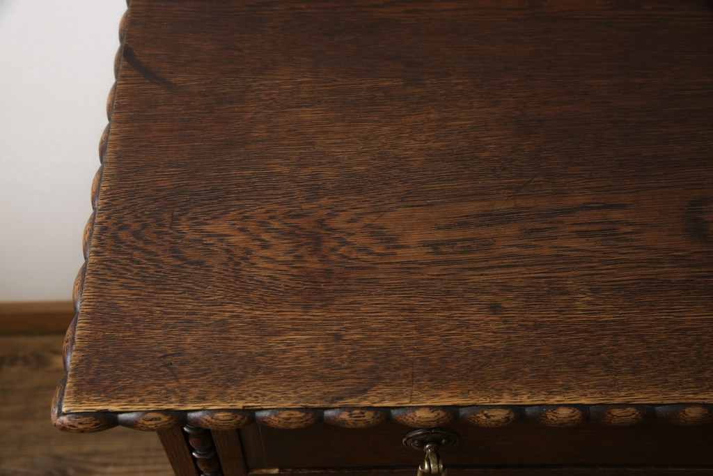イギリスアンティーク　オーク材　繊細な装飾が目を引くサイドボード(サイドキャビネット、収納棚、戸棚)(R-058202)