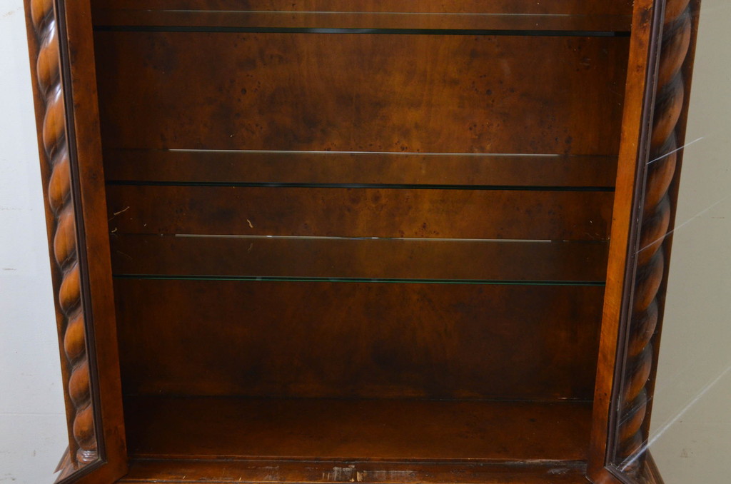中古　THEODORE ALEXANDER(セオドア・アレキサンダー)　重厚感ある銅板の装飾とクラシカルな佇まいが魅力のキャビネット(収納棚、飾り棚、ガラスケース、ショーケース、戸棚、店舗什器)(定価約120万円)(R-069586)