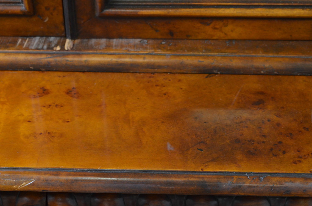 中古　THEODORE ALEXANDER(セオドア・アレキサンダー)　重厚感ある銅板の装飾とクラシカルな佇まいが魅力のキャビネット(収納棚、飾り棚、ガラスケース、ショーケース、戸棚、店舗什器)(定価約120万円)(R-069586)