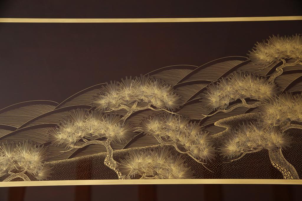 中古　美品　輪島塗り　繊細に描かれた松の絵柄が見事な座卓(ローテーブル、センターテーブル)(R-054266)