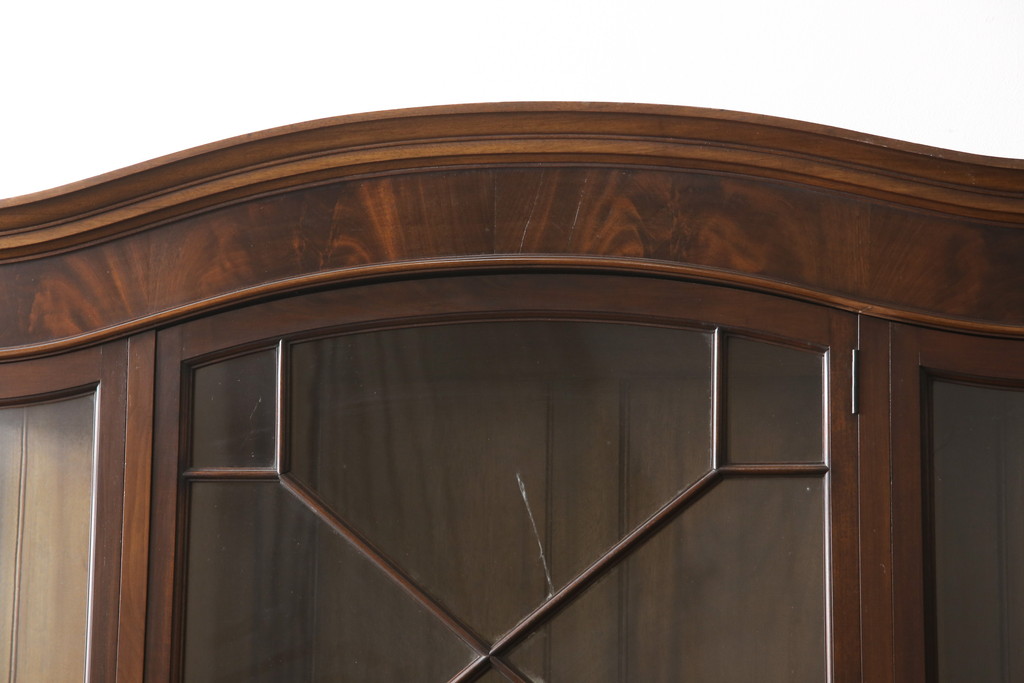 イギリスアンティーク　マホガニー材　象嵌入り　三面ガラス　クラシカルな雰囲気を醸し出すキャビネット(ガラスケース、飾り棚、戸棚、収納棚)(R-058414)