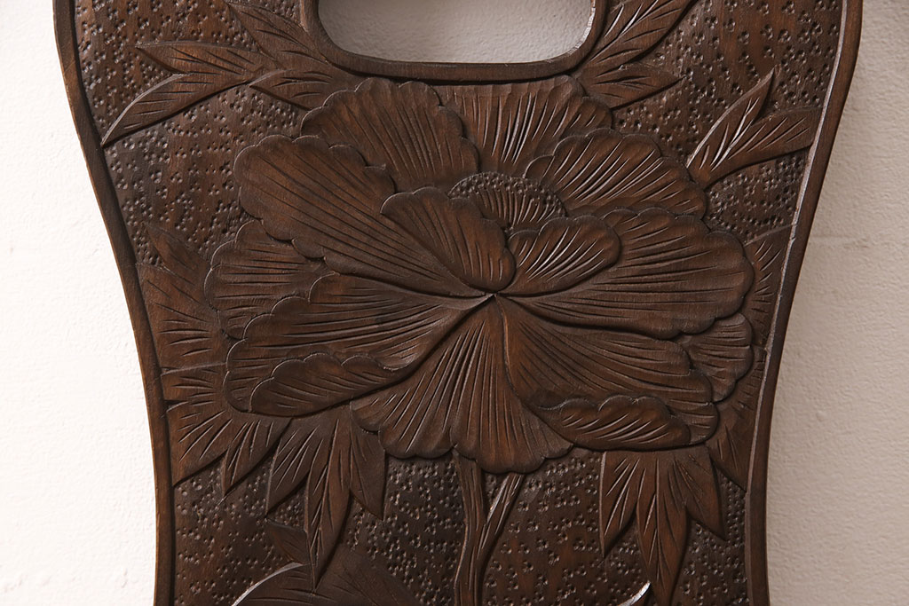 中古　伝統工芸　軽井沢彫り　大輪の牡丹の彫が目を惹くダイニングチェア(板座チェア、椅子)(R-051135)