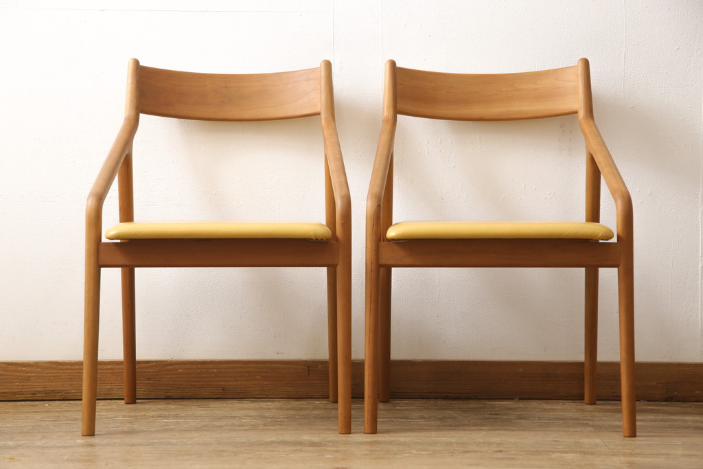 中古　美品　宮崎椅子製作所　ペペ(pepe)　ブラックチェリー　滑らかな曲線とスタイリッシュなデザインが魅力のアームチェア2脚セット(ダイニングチェア、椅子、イス)(R-058238)