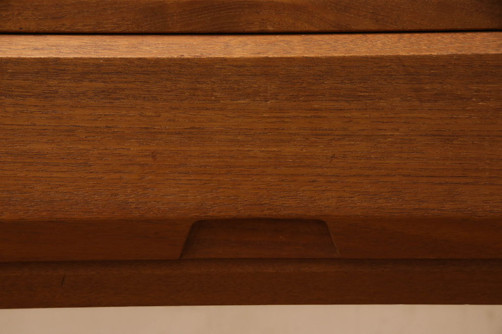 北欧ビンテージ　北欧家具　デンマーク　チーク材　温もり感じる佇まいが魅力のサイドボード(キャビネット、リビングボード、収納棚、ヴィンテージ)(R-051880)
