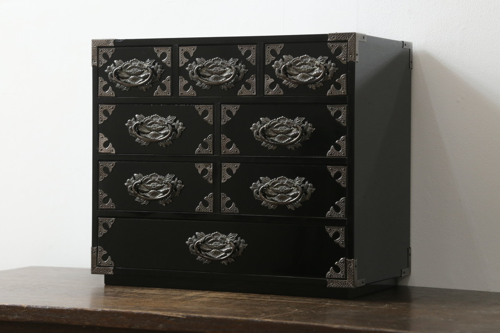 中古 美品 シックな黒塗りが存在感を放つ金具付き小引き出し