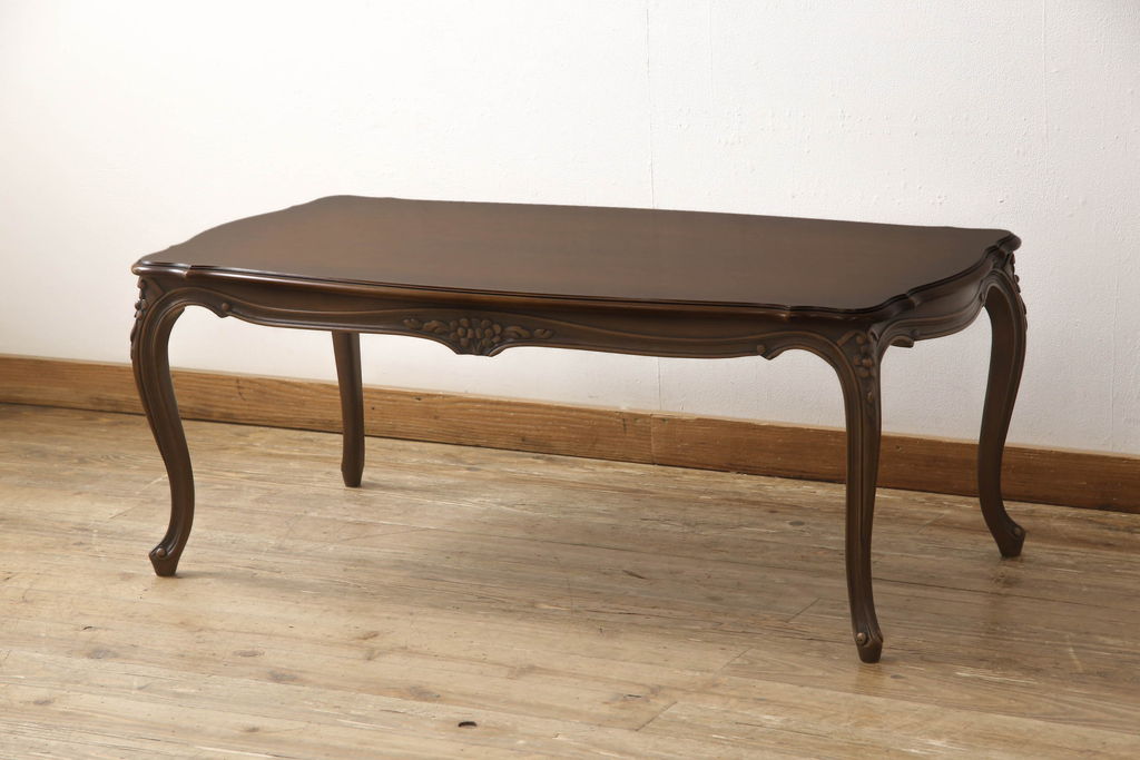 中古　カリモク家具(karimoku)　domani(ドマーニ)　Louis(ルイ)XVシリーズ　細やかなレリーフが魅力的なセンターテーブル(リビングテーブル)(R-053971)