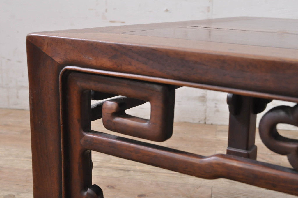  和製アンティーク　希少なサイズ　紫檀(シタン)材　雷文の彫刻が素敵な小座卓(ローテーブル、センターテーブル、リビングテーブル)(R-069049)