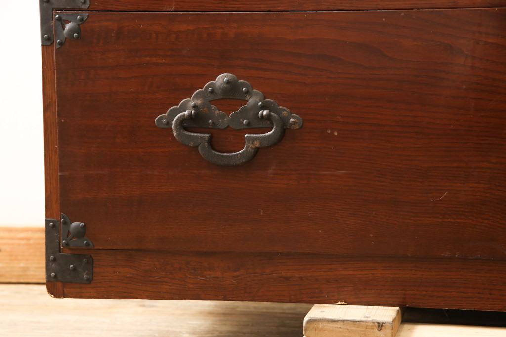 和製アンティーク　前面栗材　漆のきれいな桜丸金具の米沢箪笥(和タンス、衣装箪笥、収納たんす、時代箪笥、引き出し)(R-058400)