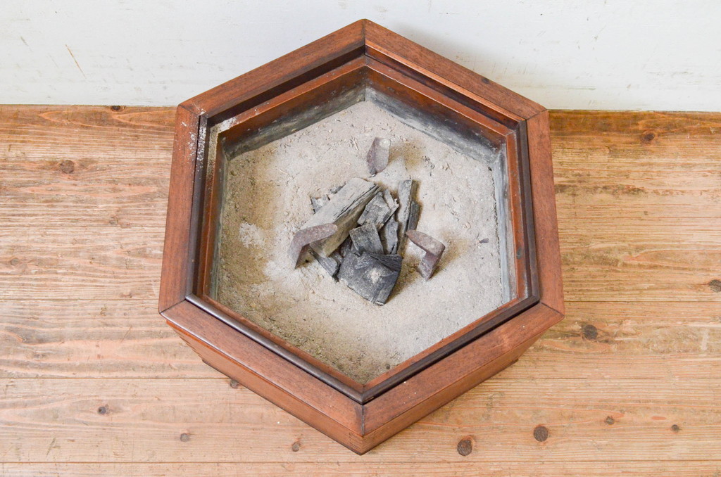 和製アンティーク　シンプルな造りと六角形デザインが素敵な箱火鉢(長火鉢、囲炉裏、木製火鉢)(R-069550)