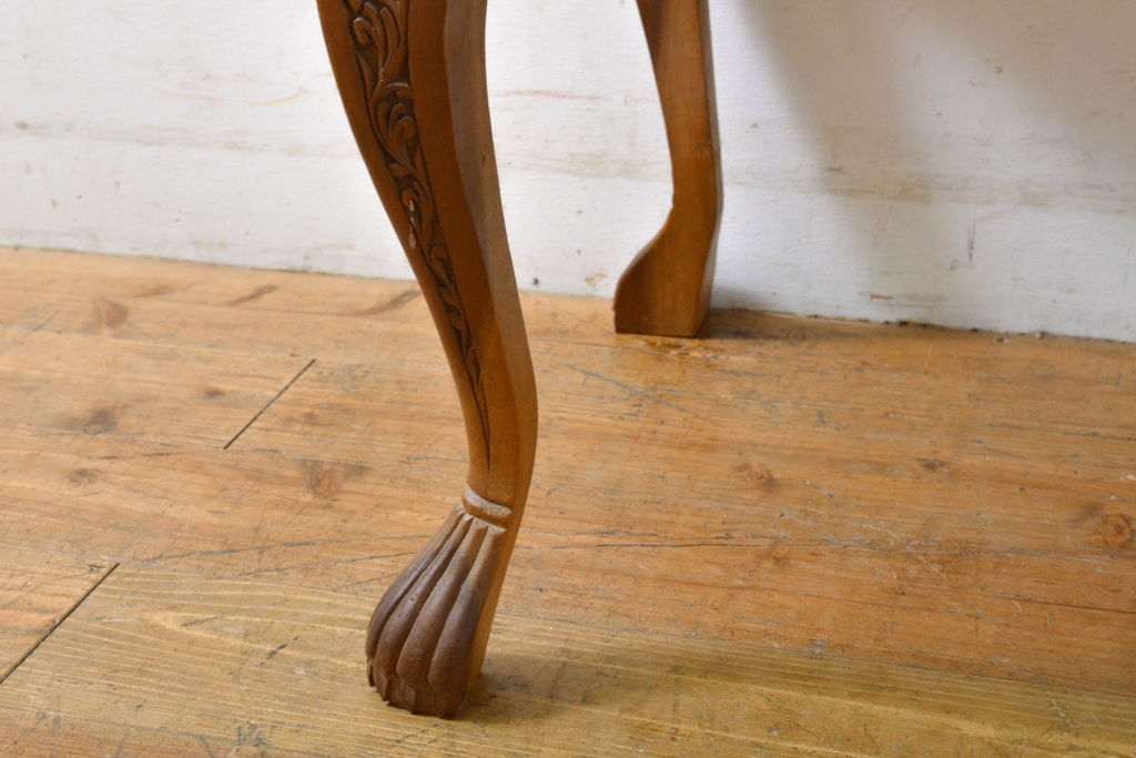 中古　高級　海外輸入家具　凝った脚のつくりが目を引く彫刻入りサイドテーブル(ローテーブル、センターテーブル)(R-061481)