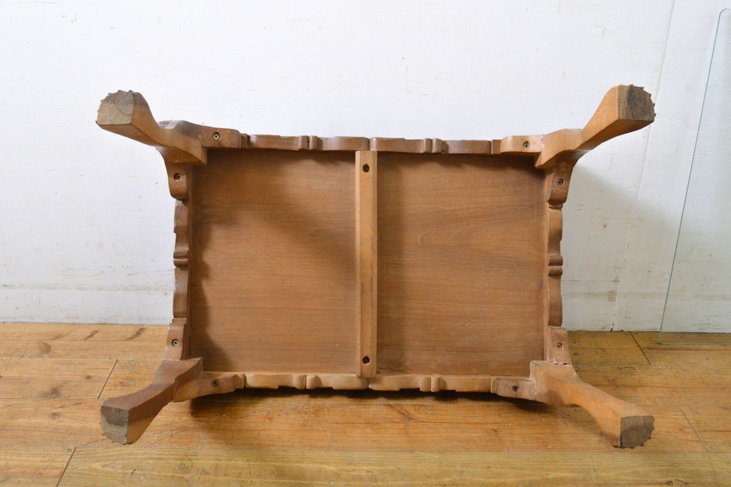 中古　高級　海外輸入家具　凝った脚のつくりが目を引く彫刻入りサイドテーブル(ローテーブル、センターテーブル)(R-061481)