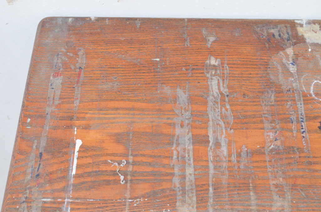 和製アンティーク　昭和レトロ　古いタモ材の味わいが魅力的な小振りな引き出し付きサイドテーブル(ナイトテーブル、エンドテーブル、花台、飾り台)(R-069374)