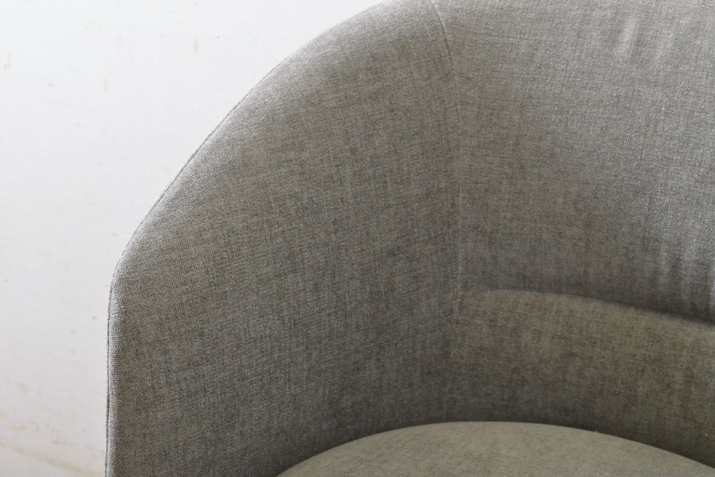 中古　超美品　イタリア　ミノッティ(Minotti)　シンプルモダンなデザインが美しい回転式ダイニングチェア(定価35万円)(回転イス、椅子)(R-061467)