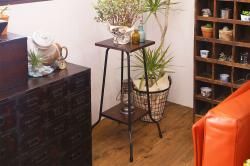 アンティーク雑貨　ナラ材　無機質なデザインが素敵な飾り棚(サイドテーブル、花台)
