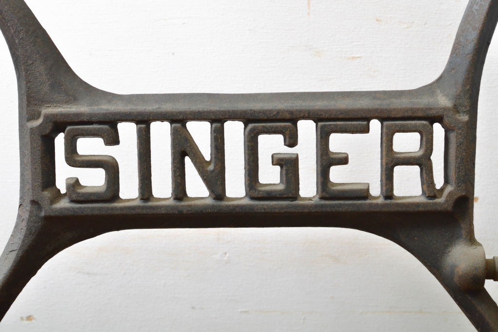 イギリスアンティーク　SINGER(シンガー)社　レトロな佇まいがお洒落なミシンの鉄脚(シンガーミシン、ミシンテーブル、ミシン台)(R-061916)