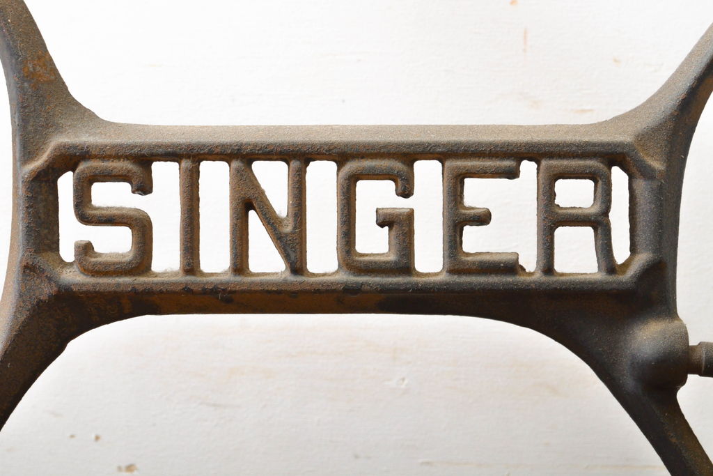 イギリスアンティーク　SINGER(シンガー)社　レトロな佇まいがお洒落なミシンの鉄脚(シンガーミシン、ミシンテーブル、ミシン台)(R-061923)