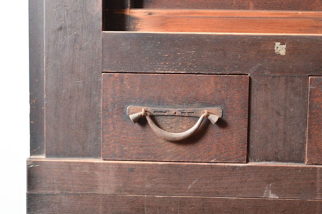 アンティーク家具　堅牢な鎧戸が和の空間を高める水屋箪笥サイドボード(収納棚、戸棚、キャビネット)(R-039758)