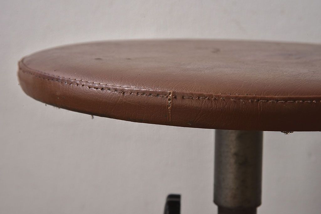 ヴィンテージ家具　イギリスビンテージ　当時物合皮のシャビーな回転椅子(スツール)(2)