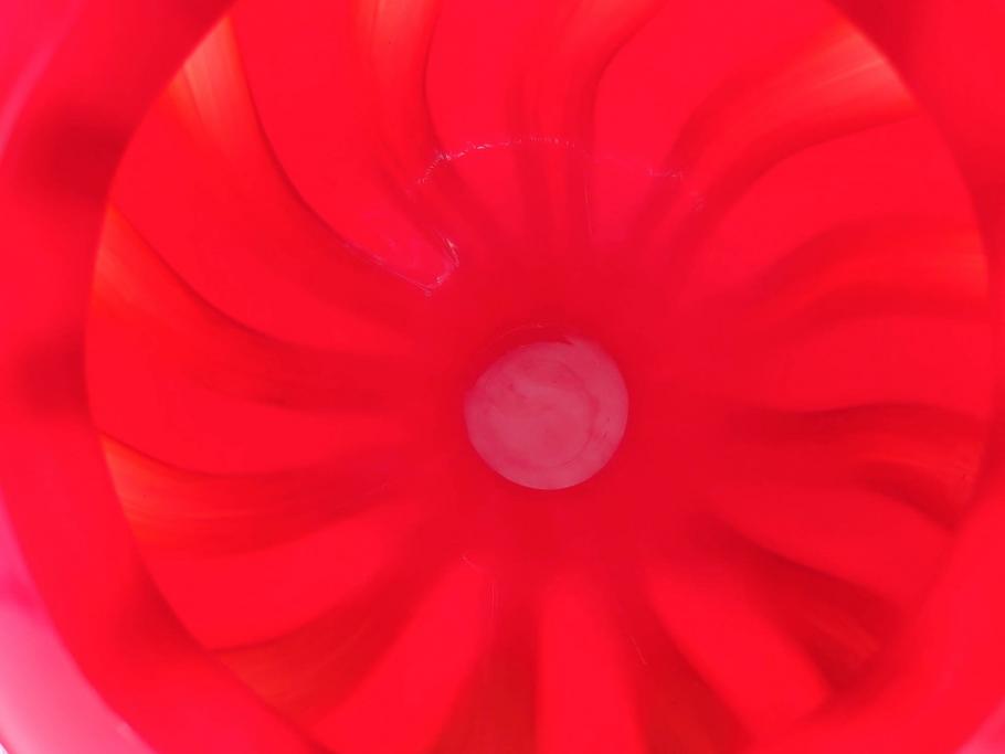 大川薫　玻璃　鮮やかな赤と上品な金の色合いが素敵な花入(ガラス工芸、津軽びいどろ、硝子、花器、花瓶、共箱付き)(R-070271)