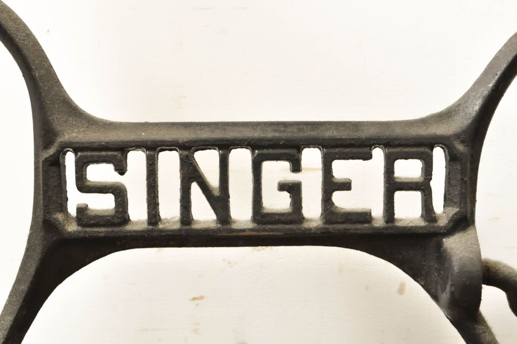 イギリスアンティーク　SINGER(シンガー)社　レトロな佇まいがお洒落なミシンの鉄脚(シンガーミシン、ミシンテーブル、ミシン台)(R-061863)
