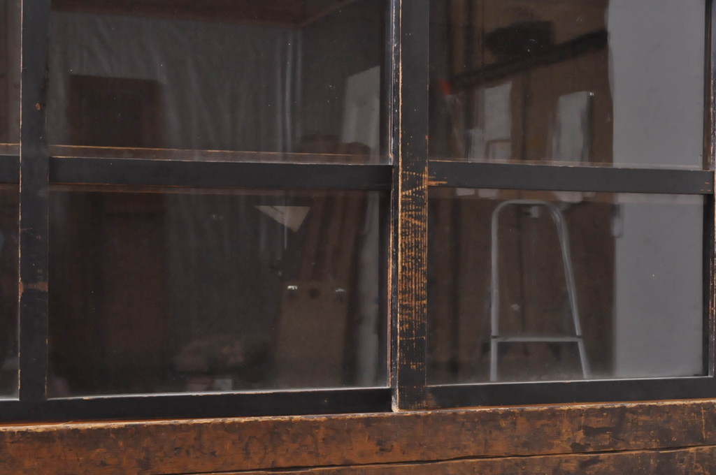 和製アンティーク　檜(ヒノキ)材　格子ガラスが昭和レトロな雰囲気を高める収納棚(水屋箪笥、時代箪笥、茶箪笥、茶棚、食器棚、重ね戸棚、キャビネット、引き出し)(R-068171)