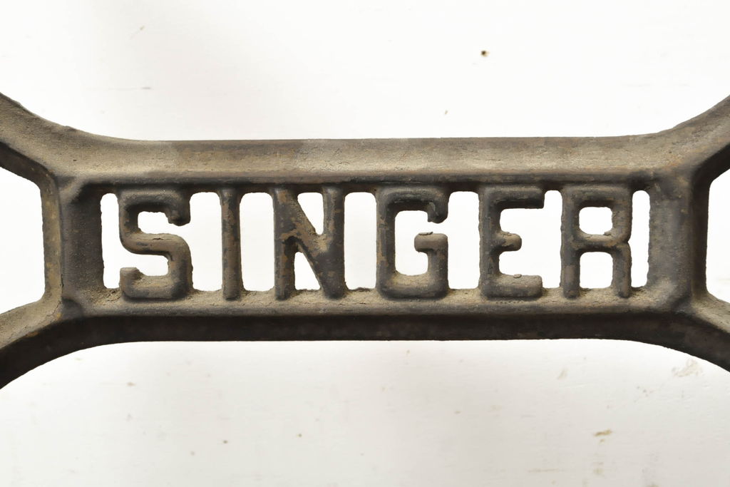 イギリスアンティーク　SINGER(シンガー)社　レトロな佇まいがお洒落なミシンの鉄脚(シンガーミシン、ミシンテーブル、ミシン台)(R-061867)