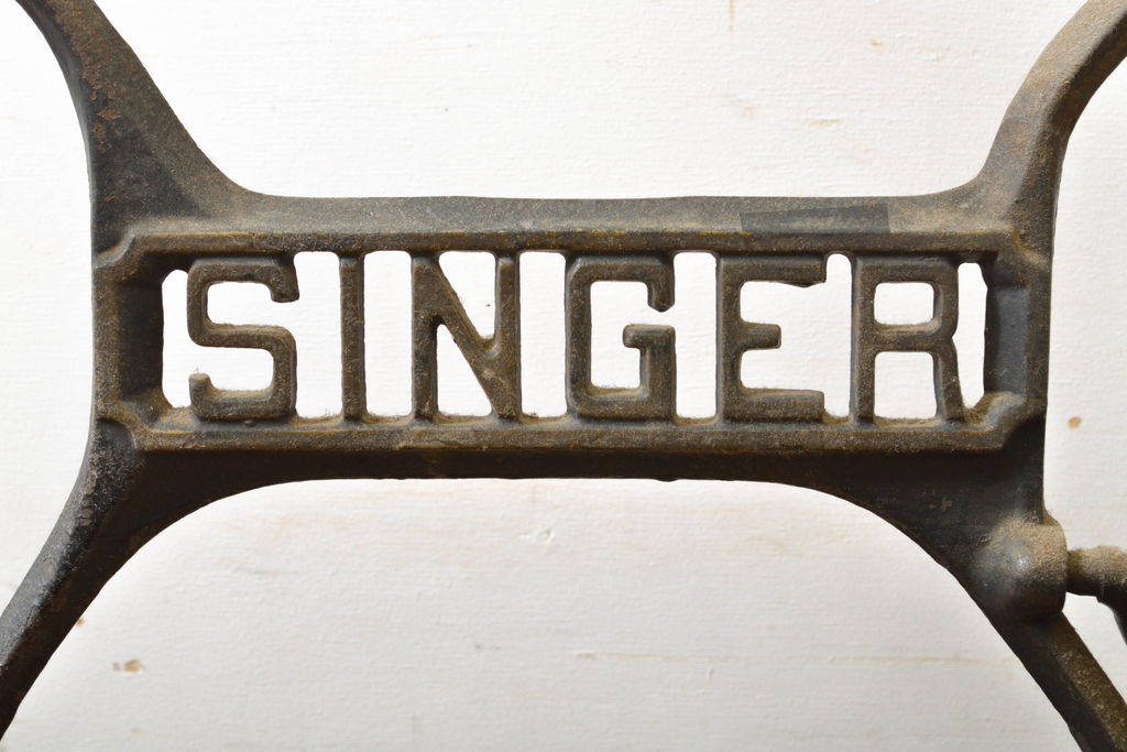 イギリスアンティーク　SINGER(シンガー)社　レトロな佇まいがお洒落なミシンの鉄脚(シンガーミシン、ミシンテーブル、ミシン台)(R-061914)