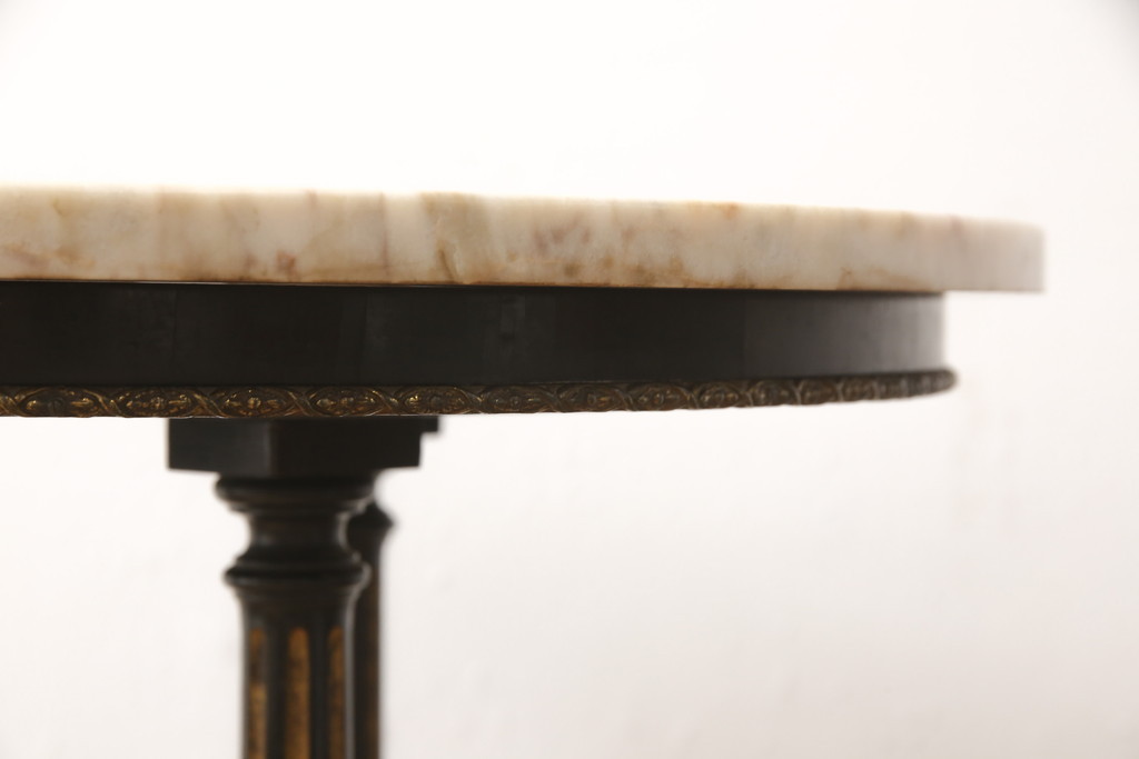最高級　イタリアアンティーク　真鍮装飾の素晴らしい大理石サイドテーブル(センターテーブル、オケージョナルテーブル、ラウンドテーブル)(R-057549)