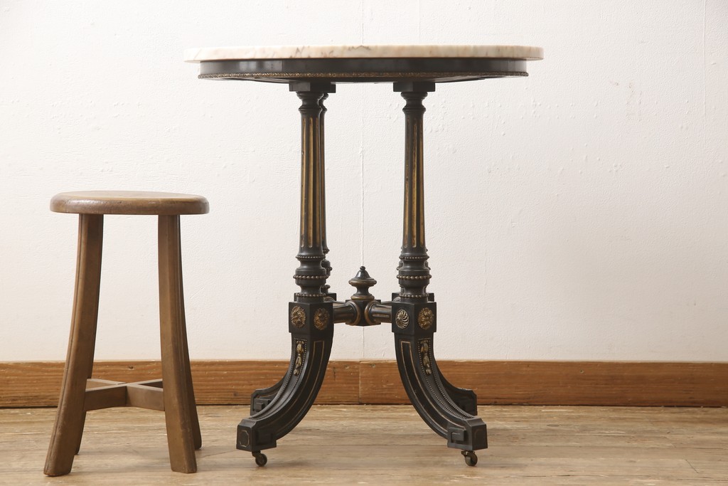 最高級　イタリアアンティーク　真鍮装飾の素晴らしい大理石サイドテーブル(センターテーブル、オケージョナルテーブル、ラウンドテーブル)(R-057549)