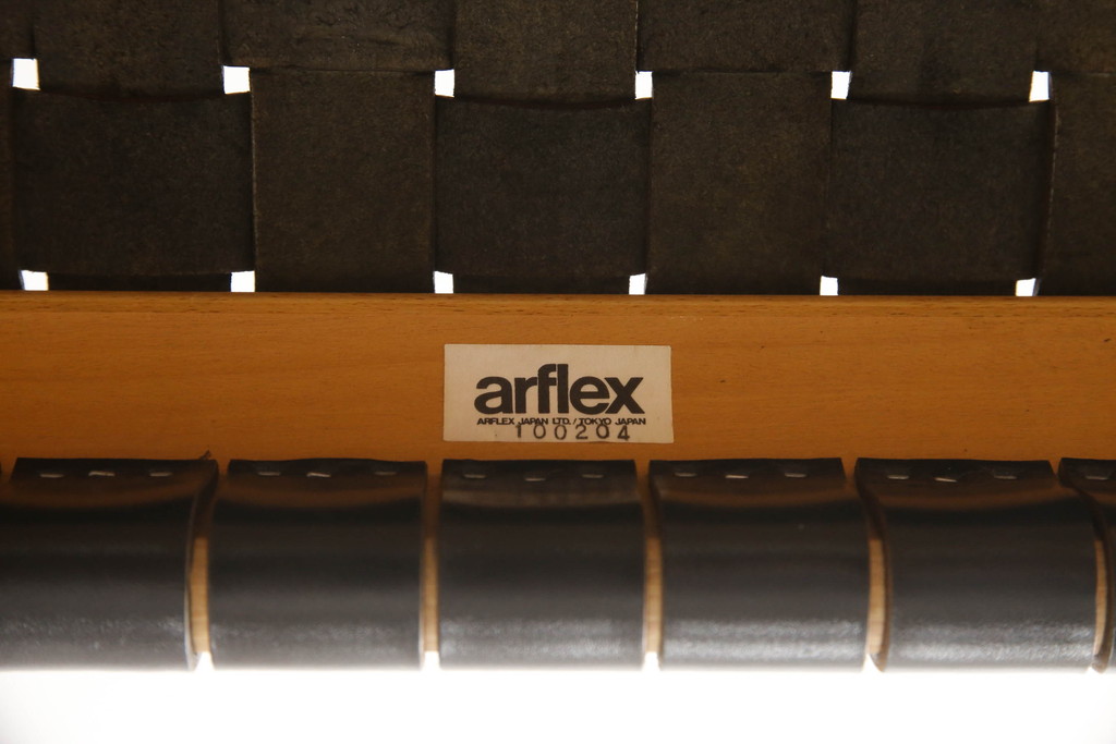 中古　美品　arflex(アルフレックス)　NT(エヌティー)　本革(レザー)　革を編み込んだデザインが個性的なチェア2脚セット(ダイニングチェア、アームチェア、椅子、イス)(定価2脚約32万円)(R-068070)