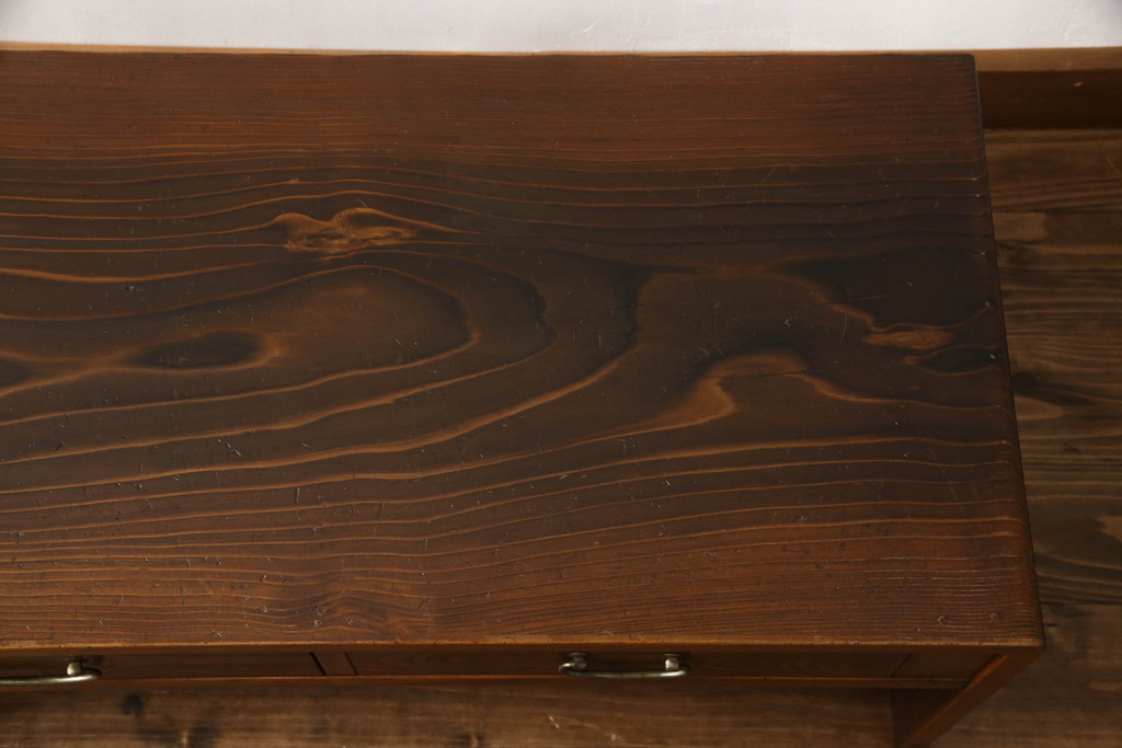 和製ビンテージ　高級杉材　前面欅(ケヤキ)材　側面の彫刻デザインがアクセントの文机(座机、ワークデスク、在宅用、在宅ワーク用、ローテーブル、ヴィンテージ)(R-067504)