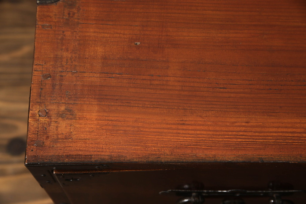 和製アンティーク　上手物!!　前面欅(ケヤキ)材　立派な唐獅子金具が存在感を放つ仙台箪笥ローボード(ローチェスト、引き出し、テレビ台、テレビボード、時代箪笥)(R-066329)